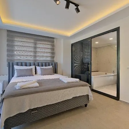 Villa Oeluedeniz De Oezel Havuzlu Muestakil *