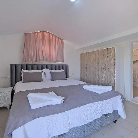 Oeluedeniz De Oezel Havuzlu Muestakil * Fethiye