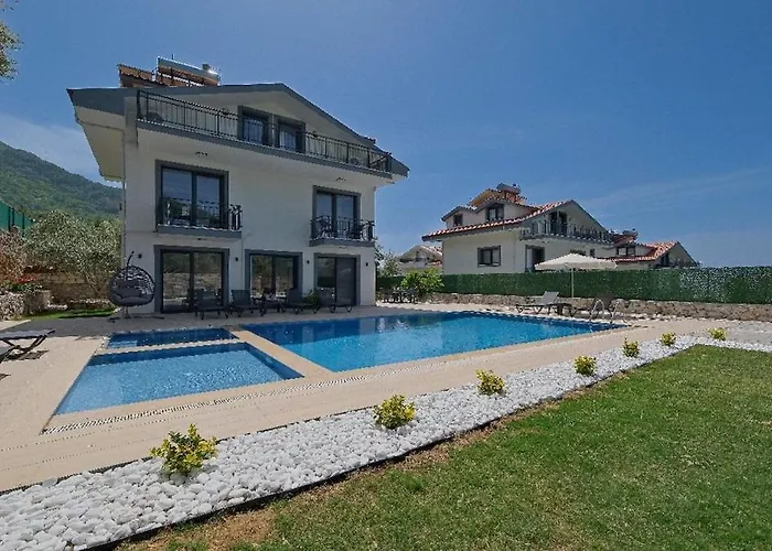 Oeluedeniz De Oezel Havuzlu Muestakil Fethiye