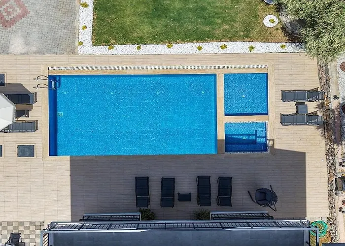 Oeluedeniz De Oezel Havuzlu Muestakil *