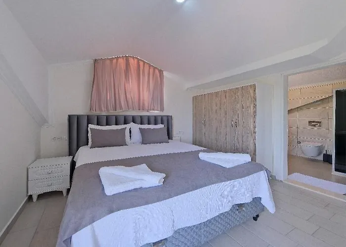 Oeluedeniz De Oezel Havuzlu Muestakil * Fethiye