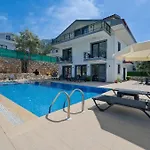 Oeluedeniz De Oezel Havuzlu Muestakil * Fethiye