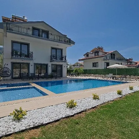 Oeluedeniz De Oezel Havuzlu Muestakil Fethiye
