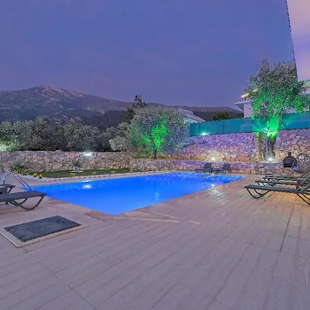 Oeluedeniz De Oezel Havuzlu Muestakil Villa *