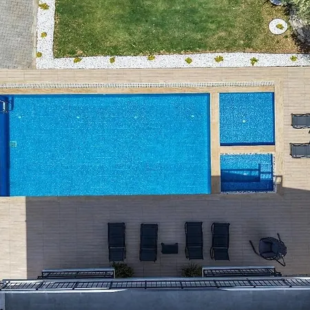 Oeluedeniz De Oezel Havuzlu Muestakil *