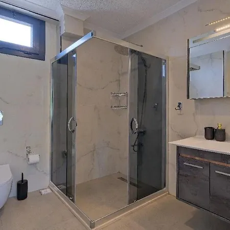 Villa Oeluedeniz De Oezel Havuzlu Muestakil
