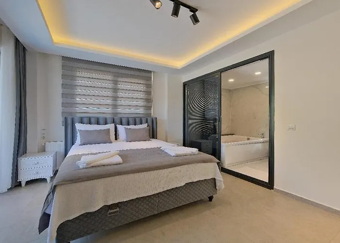 Villa Oeluedeniz De Oezel Havuzlu Muestakil *