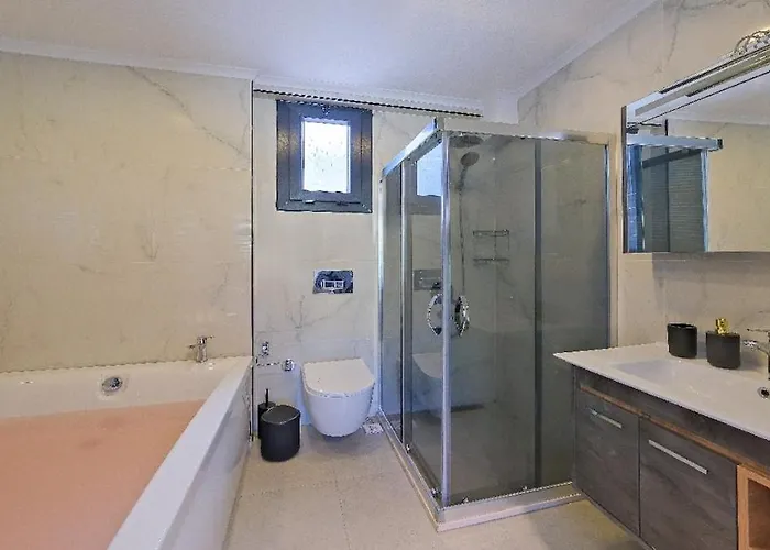 Villa Oeluedeniz De Oezel Havuzlu Muestakil *